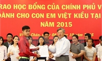 Đại sứ quán trao học bổng cho 30 con em Việt kiều tại Lào