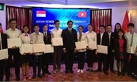 Vietnamese students receive ASEAN scholarships