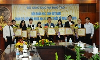 Vietnamese students fight cancer at top international science fair