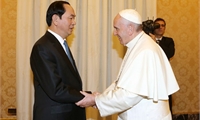 Pope Francis welcomes Vietnamese leader to Vatican