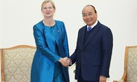PM Phuc hosts Swedish and French ambassadors