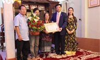 Lần đầu tiên một Việt kiều tại Lào được nhận Huy hiệu 70 năm tuổi Đảng