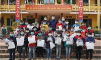 Tổ chức KFHI/Hàn Quốc trao tặng khẩu trang y tế và dung dịch sát khuẩn tay cho học sinh, giáo viên vùng dự án tại huyện Thanh Thủy, Thanh Sơn.