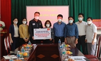 Tổ chức KFHI (Hàn Quốc) trao tặng bàn ghế học sinh cho trường Tiểu học Khả Cửu