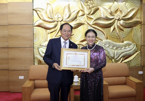 Insignia presented to RoK Ambassador to Vietnam
