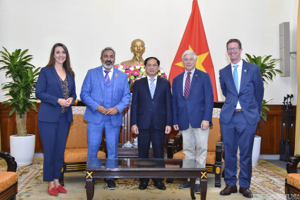 Foreign Minister received US Congressmen, delighted at Vietnam-US ties
