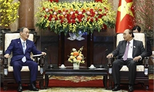 President Nguyen Xuan Phuc receives former Japanese Prime Minister Suga Yoshihide