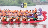 Phú Thọ: Sôi động cuộc đua bơi chải trên hồ công viên Văn Lang