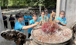 Đội tuyển nữ U20 Việt Nam dâng hương tưởng niệm các Vua Hùng