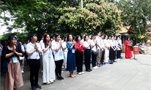 Overseas Vietnamese youth offer incense to commemorate the Hung Kings