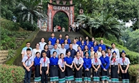 Đoàn giáo viên, học sinh nước CHDCND Lào dâng hương tưởng niệm các Vua Hùng