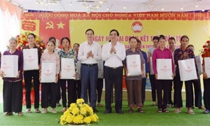 Lãnh đạo tỉnh dự Ngày hội Đại đoàn kết toàn dân tộc tại huyện Hạ Hòa, Cẩm Khê, Đoan Hùng