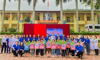 Chương trình từ thiện khám bệnh, phát thuốc và trao quà cho 100 em học sinh có hoàn cảnh khó khăn ở xã Đồng Thịnh, huyện Yên Lập.