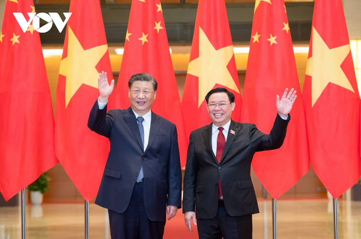 National Assembly Chairman Vuong Dinh Hue meets Chinese Party General Secretary and President Xi Jinping
