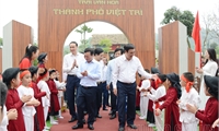 Bí thư Tỉnh ủy Bùi Minh Châu và các đồng chí lãnh đạo tỉnh tham quan Hội trại văn hóa tại Đền Hùng