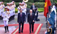 Đại bác rền vang chào đón Tổng thống Nga Vladimir Putin thăm cấp Nhà nước tới Việt Nam