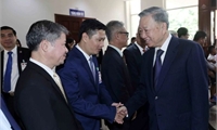President To Lam meets Vietnamese people in Laos