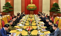 Vietnamese, Lao top leaders co-chair high-level Party meeting in Hanoi