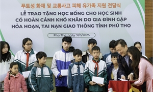 Trung tâm Giao lưu Văn hóa Việt Hàn (KCCC) trao tặng học bổng cho các em học sinh có hoàn cảnh khó khăn do gia đình gặp hỏa hoạn hoặc tai nạn giao thông trên địa bàn tỉnh Phú Thọ.