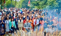 Đoàn kiều bào tiêu biểu dâng hương tưởng niệm các Vua Hùng