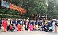 Overseas Vietnamese offer incense to Hung Kings in Phu Tho Province