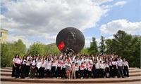 Hoa tháng Năm nở giữa lòng Moscow: Tưởng nhớ Chủ tịch Hồ Chí Minh và Ngày truyền thống Đội