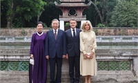 Vietnamese Party General Secretary, French President visit Vietnam's first national university