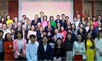 PM meets with Vietnamese community in France
