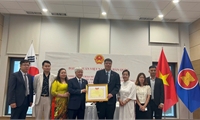 Viet Nam Fatherland Front Central Committee President Do Van Chien works with VKBIA