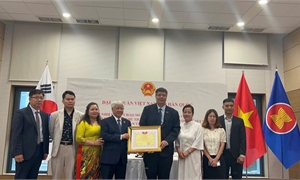 Viet Nam Fatherland Front Central Committee President Do Van Chien works with VKBIA