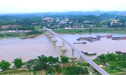 Tổ chức giao thông, đảm bảo an toàn cầu sông Lô, thuộc địa bàn xã Đoan Hùng, tỉnh Phú Thọ.