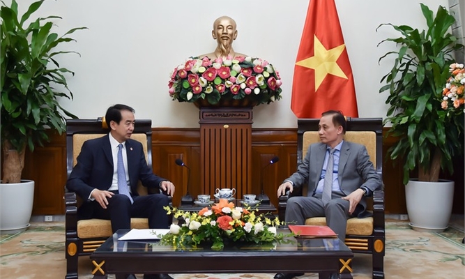 Acting Minister of Foreign Affairs receives Chinese Ambassador to Vietnam