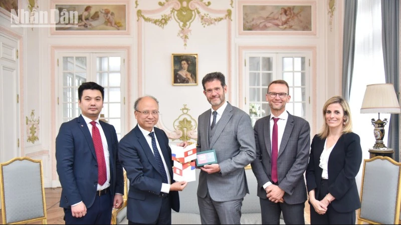 Viet Nam, France strengthen comprehensive strategic partnership