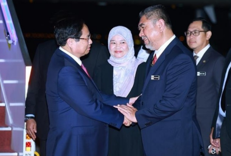 Thủ tướng tới Kuala Lumpur, bắt đầu chuyến công tác dự Hội nghị cấp cao ASEAN