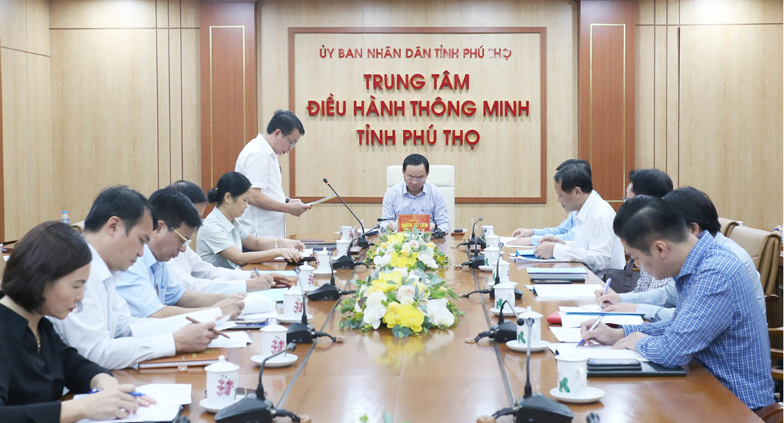 Phó Chủ tịch UBND tỉnh Quách Tất Liêm nghe báo cáo về công tác hỗ trợ đào tạo lưu học sinh Lào