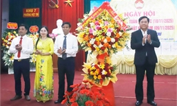 Chủ tịch UBND tỉnh Trần Duy Đông dự Ngày hội đại đoàn kết toàn dân tộc tại phường Việt Trì