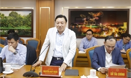 Phó Chủ tịch UBND tỉnh Nguyễn Huy Ngọc nghe báo cáo đề xuất dự án Đầu tư xây dựng Bệnh viện thực hành Discovery Hospital - Trường Cao đẳng Y tế Phú Thọ