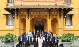 Thứ trưởng Ngoại giao Lê Thị Thu Hằng tiếp đoàn phóng viên nước ngoài đưa tin Đại hội Đảng lần thứ XIV