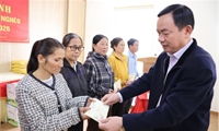 Phó Chủ tịch UBND tỉnh Quách Tất Liêm trao quà Tết cho các hộ nghèo trên địa bàn xã Hội Thịnh