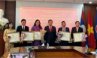 Five Vietnamese-language teachers in Laos received Ministerial Certificates of Merit
