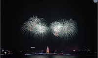 Rực rỡ sắc màu pháo hoa chào đón năm mới Bính Ngọ 2026
