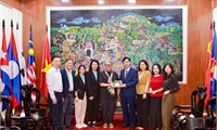 Đoàn công tác của Tổ chức Đông Tây Hội Ngộ (East Meets West Foundation - EMWF) làm việc tại Sở Ngoại vụ