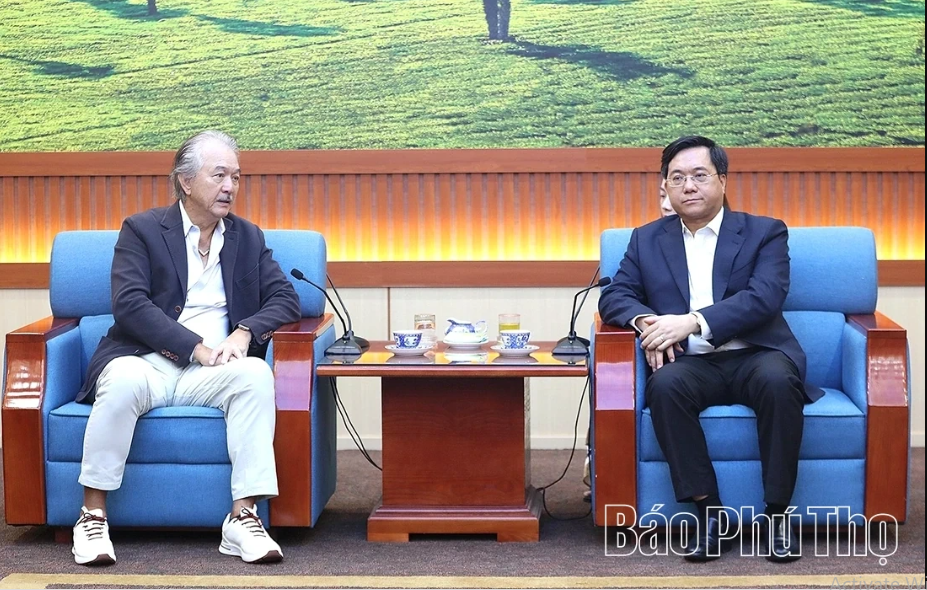 Provincial Chairman Tran Duy Dong works with Singapore’s YCH Group