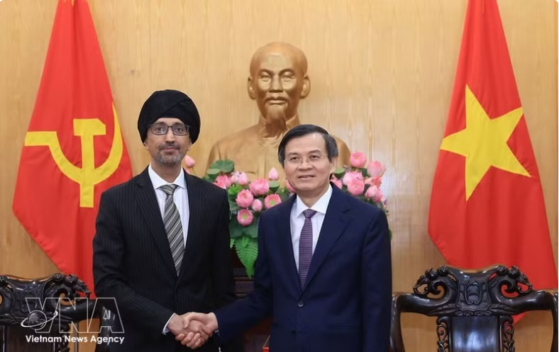 Viet Nam, Singapore step up cooperation in training strategic-level officials