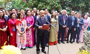 Đoàn kiều bào tiêu biểu dâng hương tưởng niệm các Vua Hùng