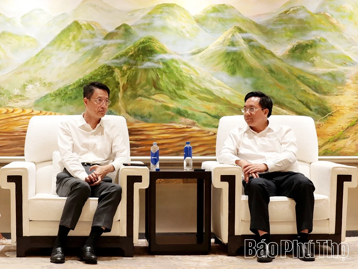 Chairman Tran Duy Dong visits and holds working session at Phu My Hung Urban Area