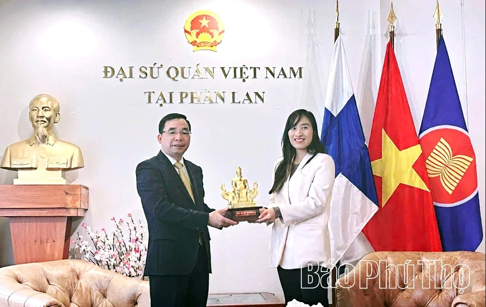 Phu Tho delegation visits and works with the Vietnamese Embassy in Finland