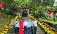 Đoàn công tác của Học viện Chính trị và Hành chính Quốc gia Lào tham quan và dâng hương tại Khu di tích lịch sử Đền Hùng