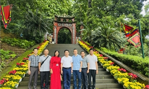 Đoàn công tác của Học viện Chính trị và Hành chính Quốc gia Lào tham quan và dâng hương tại Khu di tích lịch sử Đền Hùng