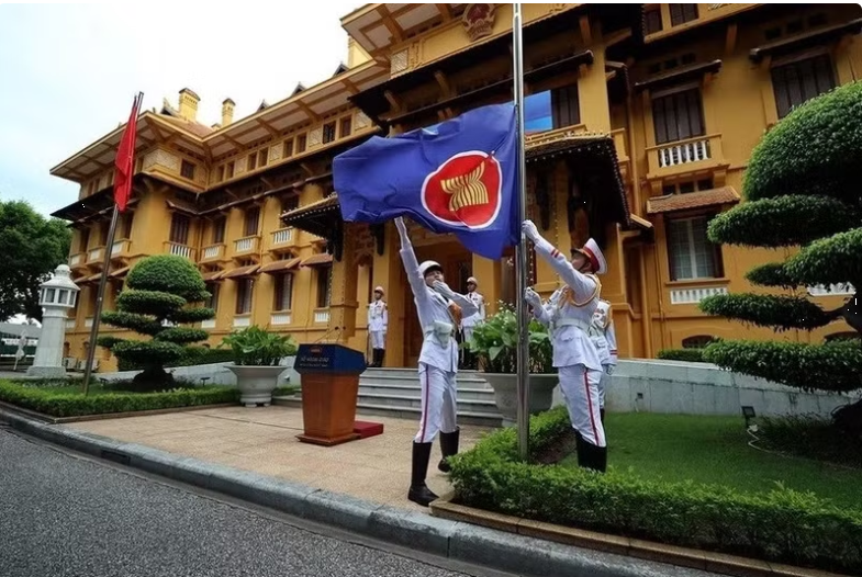 Flag-hoisting ceremony marks ASEAN's 59th anniversary in Ha Noi